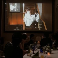 階段があり、降りて来る様子がスクリーンに映し出されます
