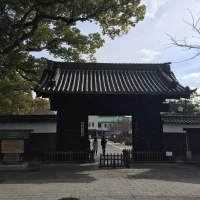 徳川園の門で、記念撮影を行います。