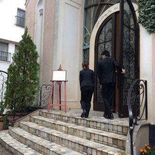 教会前