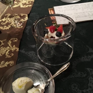 バニラアイスにオリーブオイルと塩がかかったものです