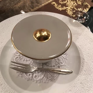 前菜。こちらもサーブの方が蓋をとってくださいます。