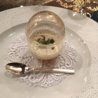 カリフラワーのムースのようなお料理。上の蓋がとれます