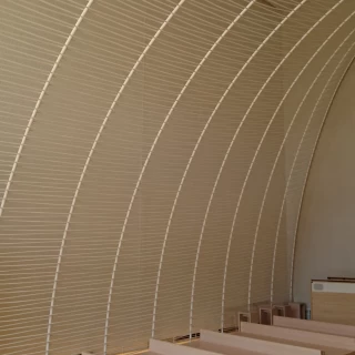 木のアーチでスタイリッシュなのに温かみがあります