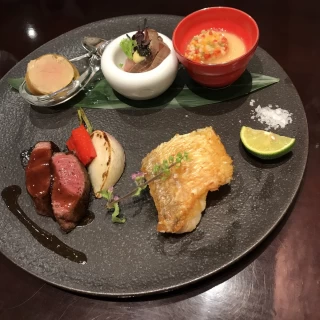 お肉は柔らかく、お魚の鱗はパリパリでとても美味しかったです！