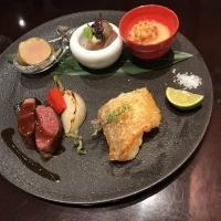 お肉は柔らかく、お魚の鱗はパリパリでとても美味しかったです！