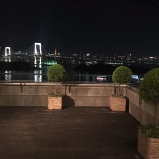 素敵なテラスがある会場でした。小さなプールもあります。