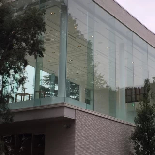 外から。