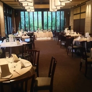 照明がとても素敵で、緑に囲まれた会場でした