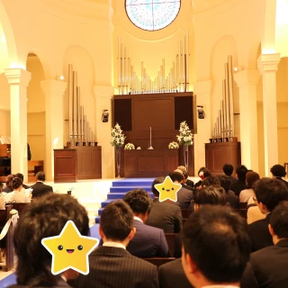 チャペルは天井が高くて広々した印象。