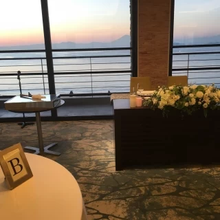 新郎新婦の高砂のバックには水平線が見られます