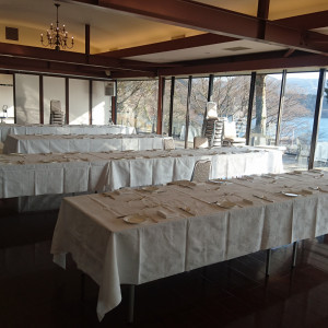大きな窓のある披露宴会場|488198さんの小田急山のホテルの写真(573360)