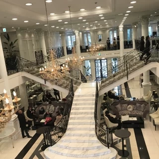 2階からの写真。奥が鏡になっているので広く見えます。