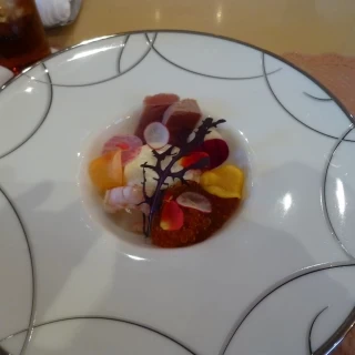 試食のお料理
カリフラワーのムースと魚介。彩がきれいです。