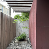 建物に入る前