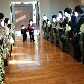 扉の向こうから甥っ子たちがリングボーイにて入場