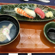 蛤の吸い物と寿司