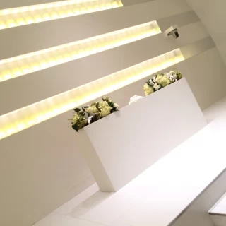 全体が白を基調としたおしゃれで雰囲気のある会場