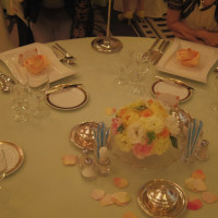 テーブル装花はプラン内のものに花びらだけ足しました。