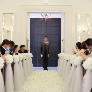 新郎の入場場面。