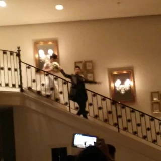 大階段からトレーンを引きずりながら入場できます