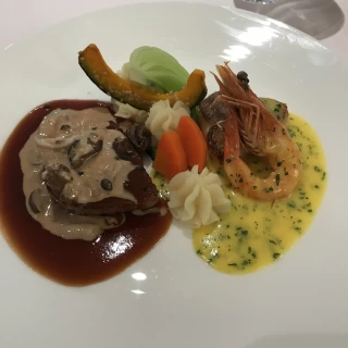 メインの魚と肉料理をワンプレートにしていただきました。