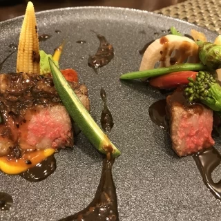 メイン料理です。左が洋、右が和です。