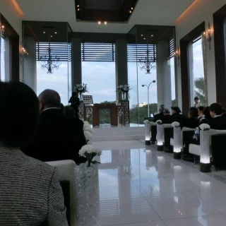 自然光が入って開放的なチャペル