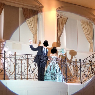 お色直し後入場。踊り場で手を振れます。