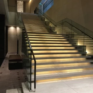 フラワーシャワーができる大階段
