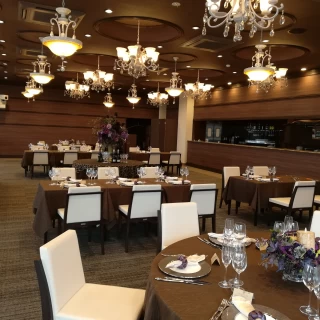 ナチュラルな会場。料理は奥からどんどん出てくるみたいです。