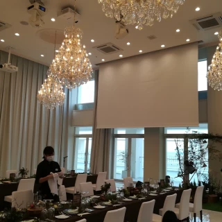 白を基調とした会場。もちろん丸机もあるそうです。