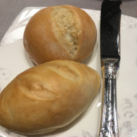 パン。モチモチですごく美味しい。おかわりのパンはバケット。
