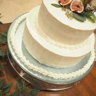 ウェディングケーキもいちじくとグリーンでシンプルにしました。