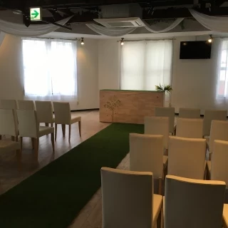 二階が挙式会場です。