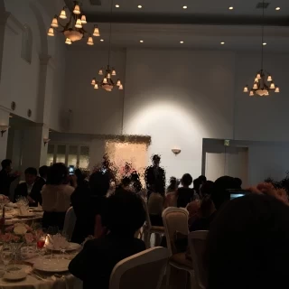 披露宴会場の天井が高いです