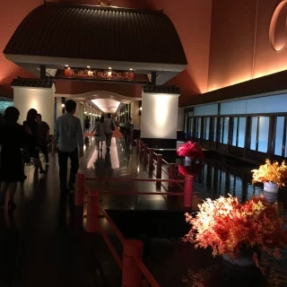 川が流れており橋を渡って披露宴会場へ進みます