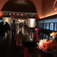 川が流れており橋を渡って披露宴会場へ進みます