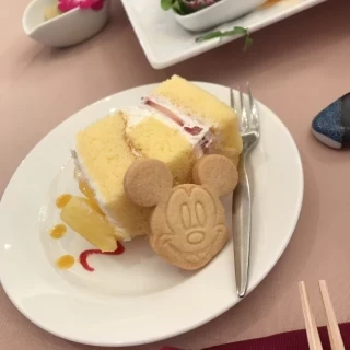 子供用のお料理にはミッキーのクッキー付きケーキ。