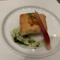 ヒラメのお魚料理。ウニのソースが美味しかったです。