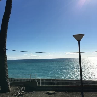 お昼だと海がすごく青く綺麗に見える！