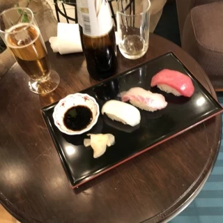 寿司バーがあり、自由にお寿司いただきました♪