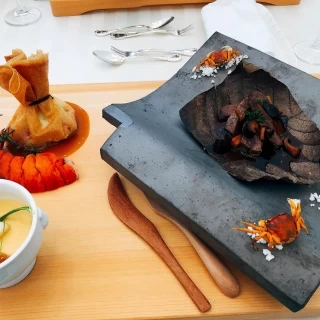 人気料理の試食(食べかけ)