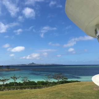 右手の建物はチャペルです