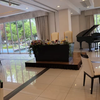 会場にはグランドピアノも！明るい自然光が差込ます。