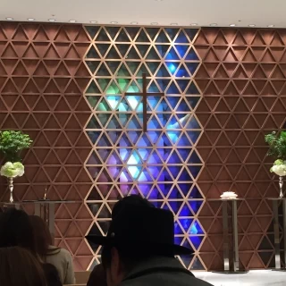 一番後ろに座ってもこの距離感でとても新郎新婦と近いです。