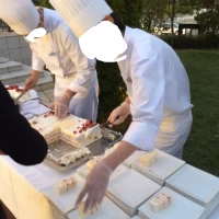 ケーキカット後のケーキを配ってくれます！