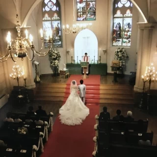 天井が高く、ステンドグラスから漏れる自然光が趣きあります
