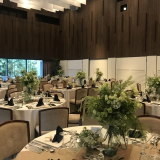 落ち着いた色味の披露宴会場
