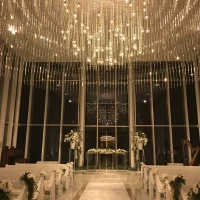 シャンデリアが輝く夜のチャペル