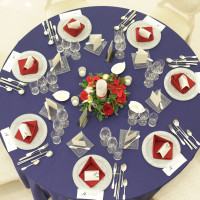 青いテーブルクロスと真っ赤なナフキンで重厚感のある雰囲気に